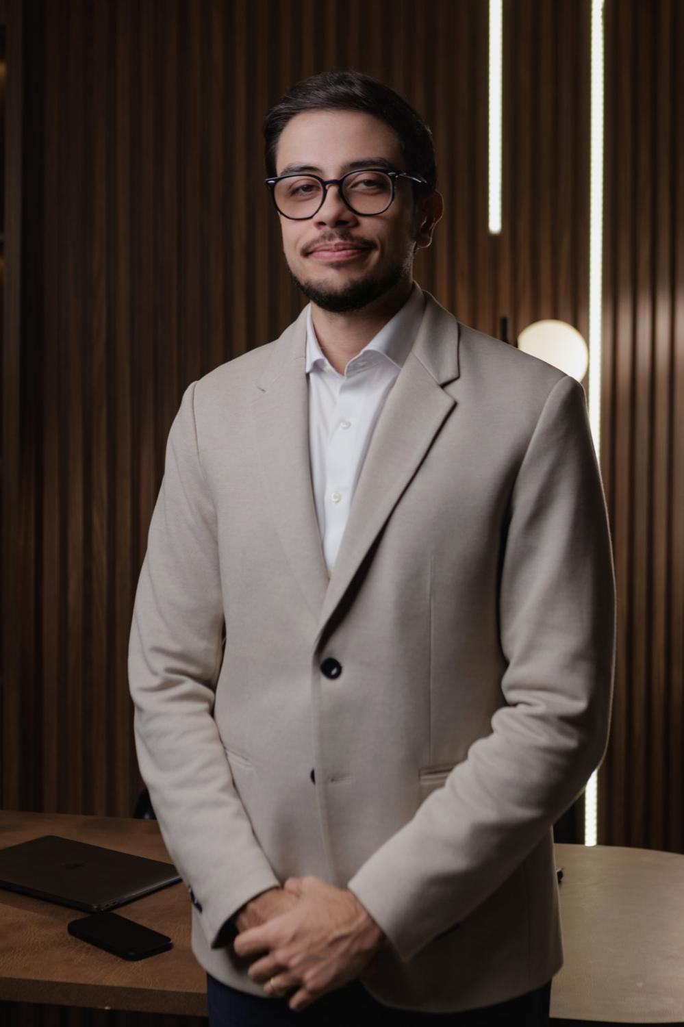 Dr. Douglas Dias, oncologista clínico, em seu consultório