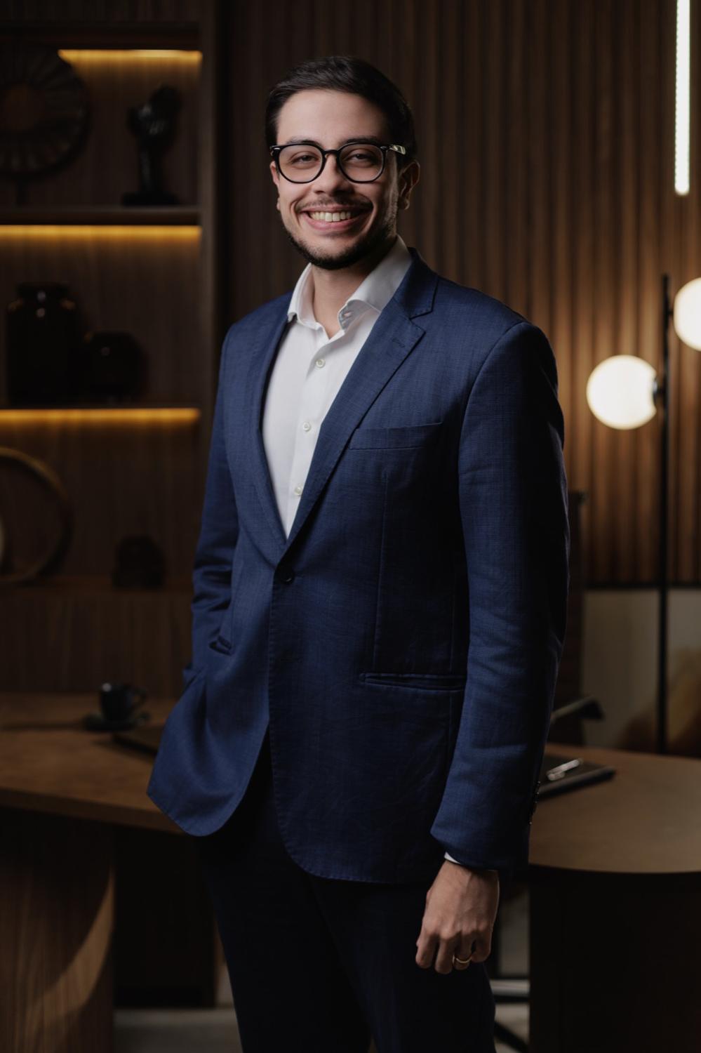 Dr. Douglas Dias, oncologista clínico, em seu consultório