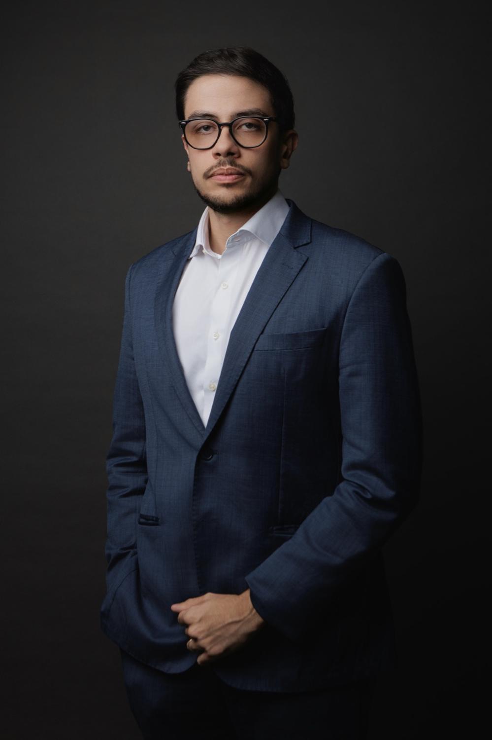 Dr. Douglas Dias, oncologista clínico, de terno azul